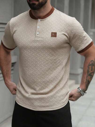 1 chiếc áo polo tay ngắn màu kaki có họa tiết, phối màu tương phản