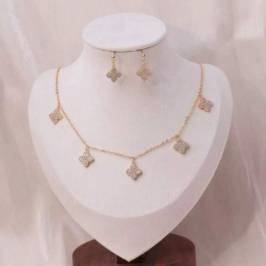 一套优雅时尚的三叶草花朵三件套首饰，适合日常佩戴和聚会场合。 - 女士首飾套裝 - 查看 1