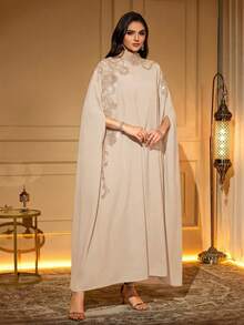 Áo Abaya dài màu đen thanh lịch với tay áo cánh dơi lửng và cổ đứng, điểm xuyết những họa tiết hoa tinh tế trên nền vải dệt. - Màu be - Xem 4