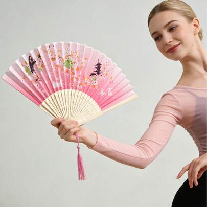 1 chiếc quạt xếp truyền thống, quạt cầm tay cổ điển dùng cho biểu diễn múa và trang trí theo phong cách cổ điển dành cho nam và nữ.