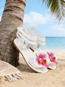 女童平底凉鞋，编织踝带，饰以花朵和珍珠点缀 - 夏季沙滩鞋 - 白色 - 查看 10