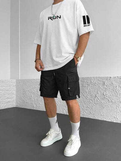 Bộ đồ nam đen trắng sành điệu: Áo thun ngắn tay in chữ RUN + Quần short cargo dây rút, nhẹ nhàng và tiện dụng theo phong cách đường phố.