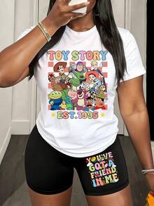 Disney Lady Sporty And Casual Set, Featuring A Colorful Checkered Lively Cartoon Pattern Of The Three-Eyed Strawberry Bear From Toy Story. This Is A Summer Women's Round-Neck T-Shirt And Shorts Set. The Fabric Is Soft And Comfortable, Suitable For Daily Casual Wear And For Wearing When Going Out Shopping. - Trắng + Đen - Xem 1