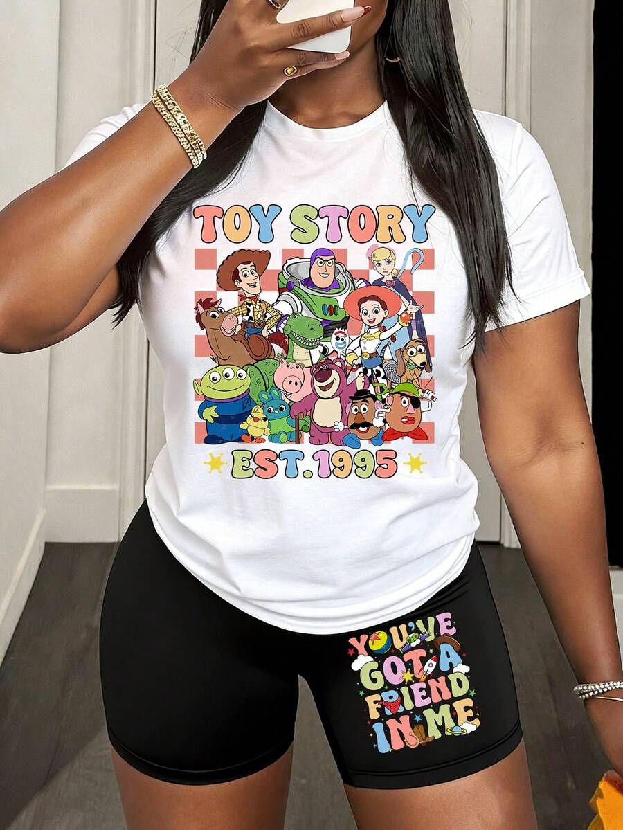 Disney Lady Sporty And Casual Set, Featuring A Colorful Checkered Lively Cartoon Pattern Of The Three-Eyed Strawberry Bear From Toy Story. This Is A Summer Women's Round-Neck T-Shirt And Shorts Set. The Fabric Is Soft And Comfortable, Suitable For Daily Casual Wear And For Wearing When Going Out Shopping. - Trắng + Đen - Xem 1
