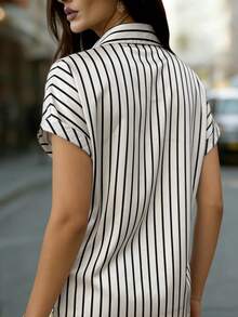 Blusa de gasa de manga corta con botones y rayas para mujer, ajuste regular para verano - Blanco y Negro - Ver 3