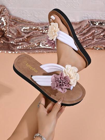 女士纯色优雅中性装饰人字拖，圆头平底轻便软底套脚凉鞋，饰有3D立体花卉图案，百搭舒适，适合婚礼、度假、春夏等场合，尺码齐全，包括宽码和大码。
