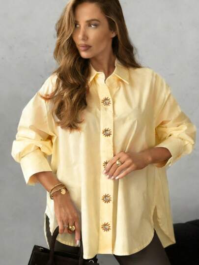 Áo nữ cỡ lớn tay dài dáng suông màu vàng, có thắt lưng, cổ sơ mi, trang trí bằng cúc họa tiết mặt trời, chất liệu thoáng khí, thích hợp cho mùa xuân.