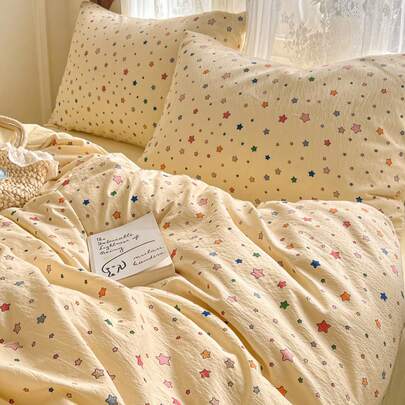 Bộ 4 món ga trải giường mềm mại và thoáng khí, nền màu vàng sữa với họa tiết ngôi sao cầu vồng, phong cách ngọt ngào và cá tính dành cho bé gái, hoàn hảo để trang trí lại phòng ngủ hoặc ký túc xá (1 ga trải giường + 1 ga phủ + 2 vỏ gối, không bao gồm chăn bông và ruột gối, họa tiết vỏ gối được cắt ngẫu nhiên)