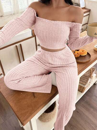 Bộ đồ ngủ nữ gồm áo tay dài và quần dài, kiểu dáng trễ vai, chất liệu vải gân, thích hợp mặc ở nhà vào mùa xuân/hè/thu, cũng như ngoài trời.