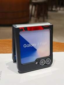 Ốp lưng điện thoại gập hình hoa hồng, kiểu dáng thời trang và đơn giản, chất liệu PC mềm mại, dễ thương và rực rỡ, có khả năng bảo vệ và chống rơi vỡ. Dành cho các dòng điện thoại: Galaxy Zflip 3/Zflip 4/Zflip 5/Zflip 6/Zflip 7/ Find N3 Flip/ Razr 50 Ultra/ Razr 60 Ultra/ Razr 60/ Razr 50/ MIX Flip/ Galaxy Z Flip 7 FE - màu đen - Xem 3