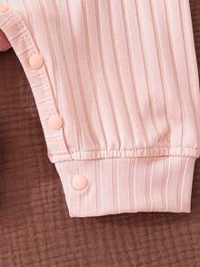 Mono suave y amigable con la piel para bebé niña, color rosa, cuello redondo de manga larga con volantes, decoración de moño, cierre delantero de botones, para todas las estaciones - Rosa - Ver 4