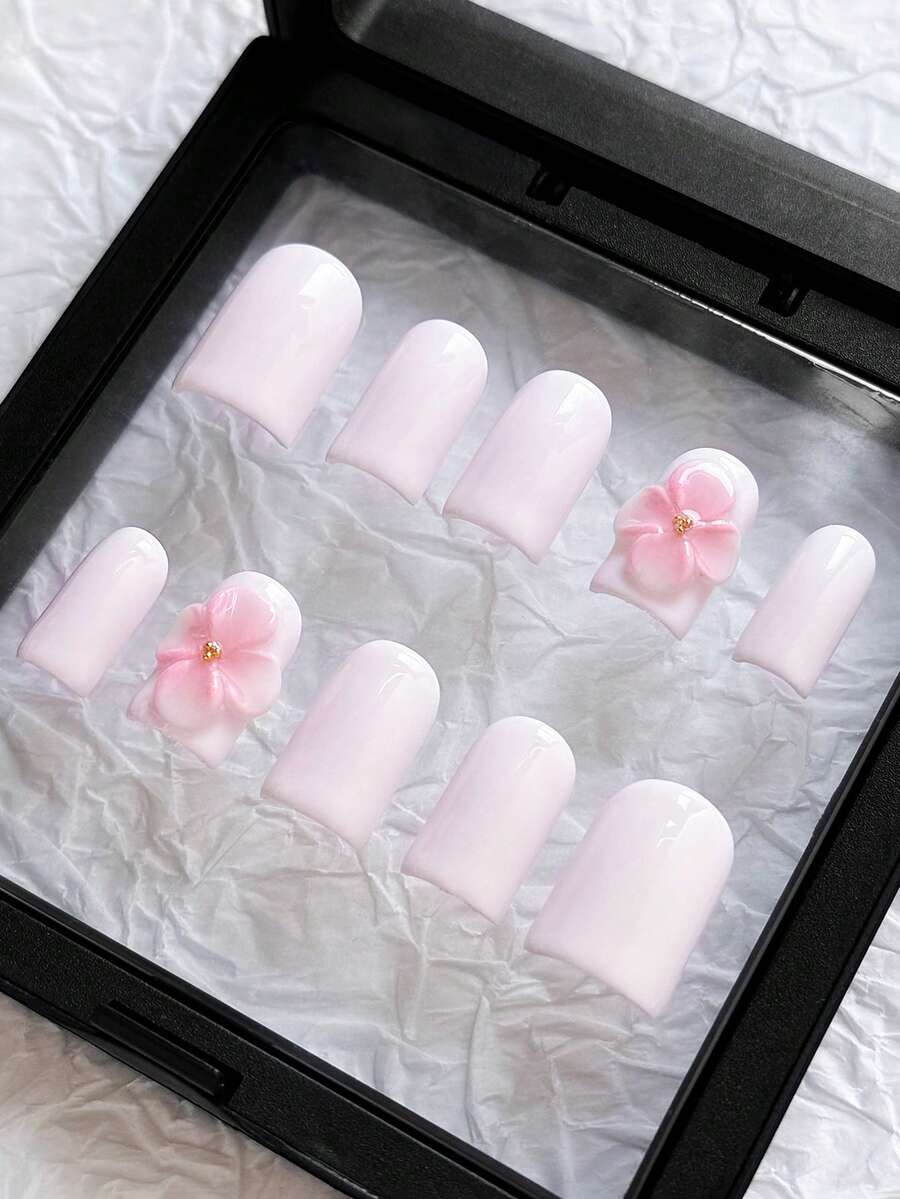 10片Y2K风格粉色花朵金色珠子浮雕美甲贴纸。手工制作的浅粉色方形美甲贴纸，饰有3D粉色花朵和金色珠子。可爱优雅，适合日常佩戴、派对、秋冬季晚宴等场合。是送给女士的理想礼物。按压式美甲贴纸。 - 淺粉色 - 查看 1
