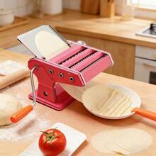 加厚齿轮手动意面机 | 六合一意面机，在家轻松制作劲道新鲜的面条/饺子皮/馄饨皮。升级加厚齿轮：这款手动意面机配备升级加厚齿轮，耐用性提升30%，擀面更轻松，不易打滑。六合一多功能：可制作圆面、宽面、细面、饺子皮、馄饨皮和包子皮，满足您所有自制意面的需求。 - 彩色 - 查看 12