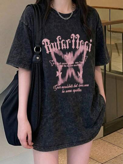 เสื้อยืดฟอกสีตัวใหญ่สำหรับผู้หญิง, พิมพ์ลายผีเสื้อสีชมพู Y2K และตัวอักษรกอธิค, เสื้อยืดไหล่ตก Fairy Grunge, เสื้อลำลองแนวสตรีท Acubi Aesthetic, แขนสั้นวินเทจสีดำ