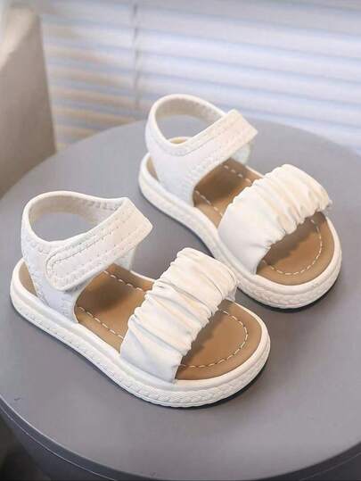 1双浅米色荷叶边魔术贴休闲凉鞋，适合儿童/女孩穿着，舒适透气，简约百搭，适合春夏日常穿着。