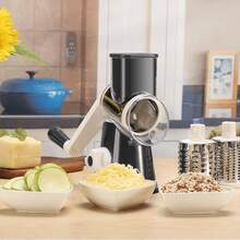 1个三合一多功能便捷手动旋转式奶酪蔬菜刨丝器 - 包含3个可互换的刨丝滚轮，适用于奶酪、胡萝卜、黄瓜、西葫芦、大蒜和其他蔬菜。备餐工具，现代厨房小工具，旋转式设计，强力吸盘，耐用塑料材质。 - 彩色 - 查看 9