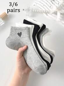 3/6 双装女士百搭短袜，黑、白、灰三色可选，简约设计，饰有小爱心图案，面料柔软透气，可爱百搭，适合日常穿着。 - 彩色 - 查看 1