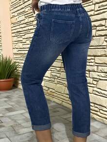 Modne i uniwersalne, swobodne i wygodne jeansy damskie z rozdarciami u dołu i ściągaczem w pasie o długości 9/10 - Ciemny jeans - Zobacz 4