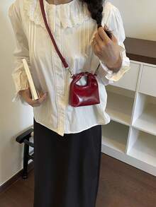 一款复古风格、轻巧便携的斜挎包。2026新款优雅精致，百搭实用，适合女士使用。这款包呈方形。 - 紅色 - 查看 5