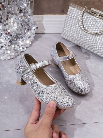 1双银色亮片PU芭蕾舞鞋，适合幼儿女童，材质柔软，魔术贴搭扣，圆头设计，防滑粗跟，时尚可爱公主鞋，适合3-12岁女孩，日常穿着、派对、演出皆可，2026春夏新款。