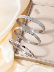 Bộ 3 vòng tay bằng thép không gỉ mạ vàng dành cho nữ, gồm các chữ cái La Mã và họa tiết trái tim đính đá, thích hợp để đeo hàng ngày và làm phụ kiện trong các dịp lễ hội. - 3 chiếc vòng tay hình trái tim - Xem 6