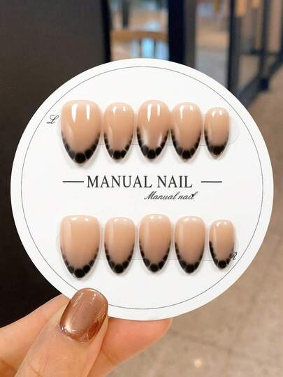 JUTI Uñas postizas cortas de almendra 100% hechas a mano, con detalles retro pintados a mano en estampado de leopardo y tono nude. Presenta una artesanía hecha a mano, una base nude clásica con audaces detalles de estampado de leopardo pintados a mano, perfectas para uso diario y reuniones festivas.