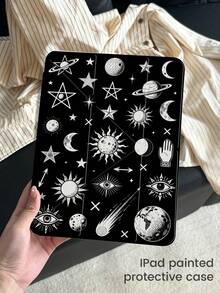 这款精致可爱的卡通太空星空行星双面亚克力水晶透明后盖，防震耐用，适用于iPad第7代、第8代（10.2英寸）和第10代。它内置笔槽，支持睡眠/唤醒功能和多种折叠支架模式，是绝佳的节日礼物。 - 彩色 - 查看 3