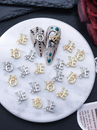 4件套欧美奢华爱心水钻美甲饰品，LOVE字母美甲装饰，Y2K金属闪光美甲贴纸，铜镶锆石高端精致DIY假指甲配件