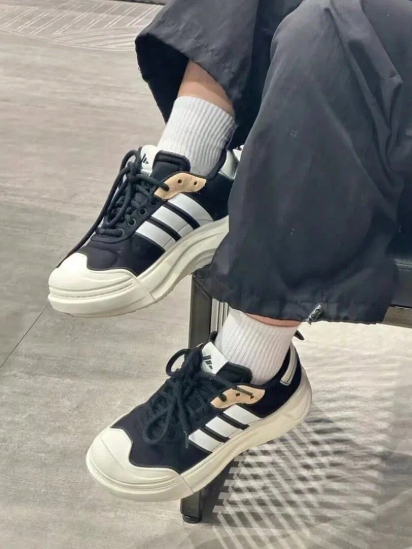 adidas MAXXCOURT SPW 圓頭繫帶低筒 休閒鞋 男女同款 黑白 - 黑與白 - 查看 1