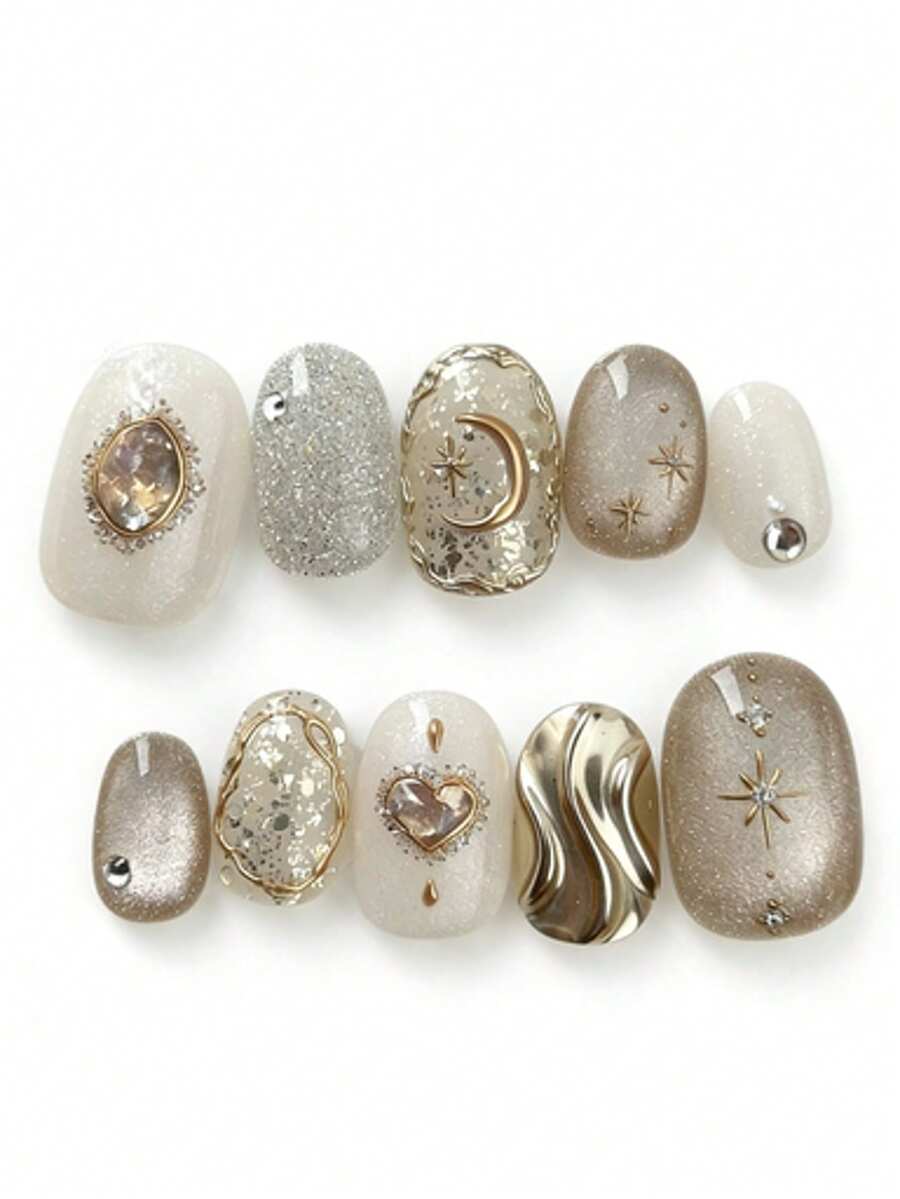 这款美甲套装包含10片指甲油，名为“金沙月心”。它巧妙地融合了闪耀的香槟色和乳白色，金色的星星和宝石细节在柔和的底色上熠熠生辉，宛如繁星点缀在金色的沙滩上。波浪状的液态金属装饰更添一丝俏皮奢华，营造出梦幻般的怀旧氛围。 - 彩色 - 查看 1