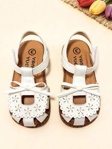 1双蕾丝边儿童凉鞋，米色女童平底凉鞋，镂空雕花，复古风格儿童包头凉鞋，柔软防滑鞋底，设计时尚，适合宴会、聚会、派对、婚礼、度假等场合。 - 米色 - 查看 3