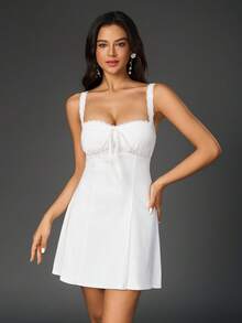 Elegante vestido mini de punto blanco, sin mangas con tirantes de espagueti, con detalles con forma de copa y bajo acampanado - Blanco - Ver 3