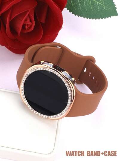 Set de 2 en 1 de correa de reloj de silicona suave + funda protectora para Samsung Galaxy Watch8 de 40 mm/44 mm para mujer. Correa de silicona suave y cómoda con hebilla de remache, combinada con una funda protectora de PC a prueba de golpes con brillantes incrustados de diamante de imitación. El diseño perforado de la funda protectora ofrece un tacto sensible.