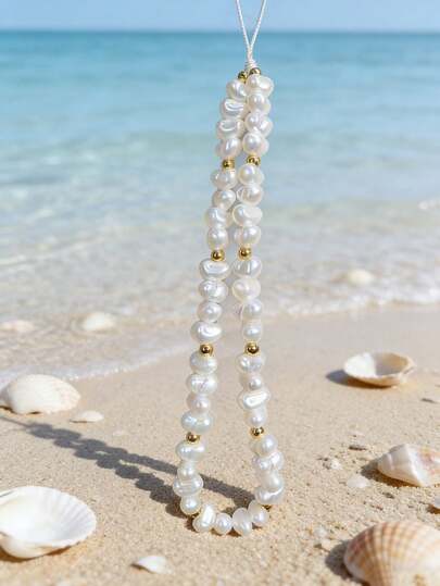 这款复古优雅的手链由一颗异形珍珠搭配金色小珍珠组成，散发着简约迷人的气质。它是一款可爱的夏季陶瓷风格黑色哑光珍珠链，适合活泼可爱的女孩佩戴。