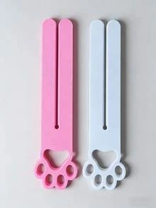 这款猫粮挤压器采用开口式设计，适用于大小两种尺寸的猫粮袋。它是一款便携式猫形膏状猫粮袋挤压器，配有符合人体工程学的把手。产品采用耐用的ABS材料制成，操作和清洁都非常方便。 - 多色 - 查看 11