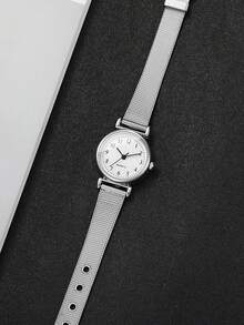 一套奢华闪耀女士石英腕表及手链套装,包含一枚纤薄石英腕表(白色圆形表盘)和一条镶嵌钻石心形及无限符号的银色网状手链。银色网状表带尽显优雅精致。作为一套实用腕表及珠宝套装,适合新年、日常通勤等多种场合佩戴。 - 銀色 - 查看 5