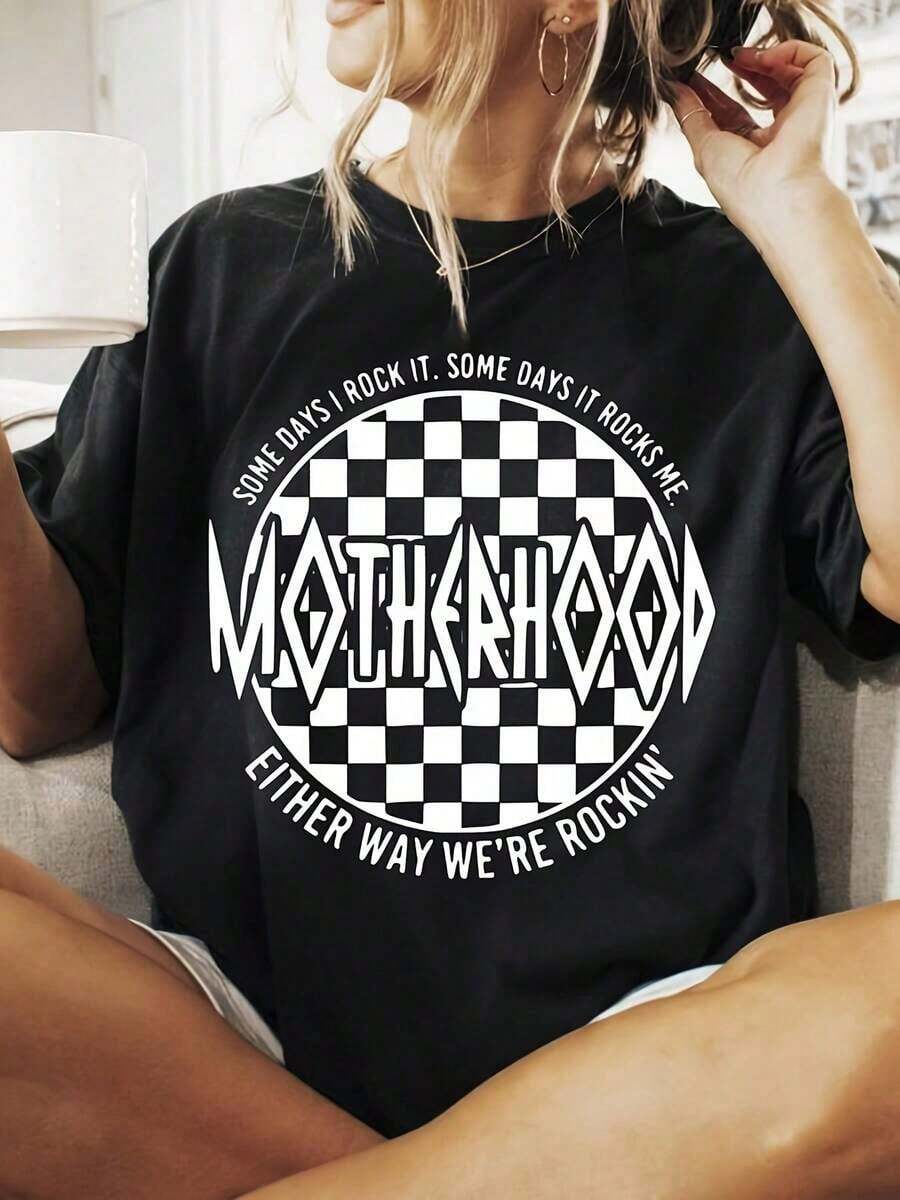 Camiseta Negra Retro de Gran Tamaño para Mujer con Gráfico a Cuadros 'MOTHERHOOD' y Eslogan 'Some Days I Rock It Some Days It Rocks' - 220gsm, Tejido Grueso, Unisex, Casual, para Uso Diario, Comodidad en Todas las Temporadas, Camiseta Divertida para Mamás - Negro - Ver 1