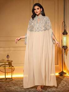 Áo Abaya dài dệt thanh lịch với họa tiết đính cườm, cổ khoét hình giọt nước và tay áo cánh dơi, được trang trí cầu kỳ. - Màu be - Xem 7