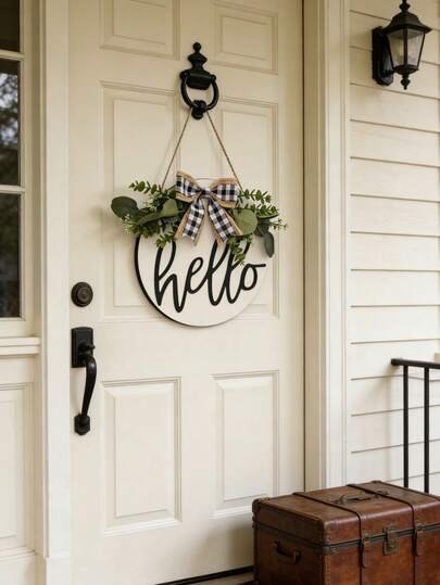 简约木质欢迎牌花环 - 2D扁平圆形壁挂，饰有花卉图案和格子蝴蝶结，适合户外使用，可作为乡村风格的圆形花环装饰农舍、门廊等，无需电源，是乔迁新居的完美礼物，也非常适合卧室装饰、卧室墙面装饰 | 乡村魅力 | 自然图案装饰