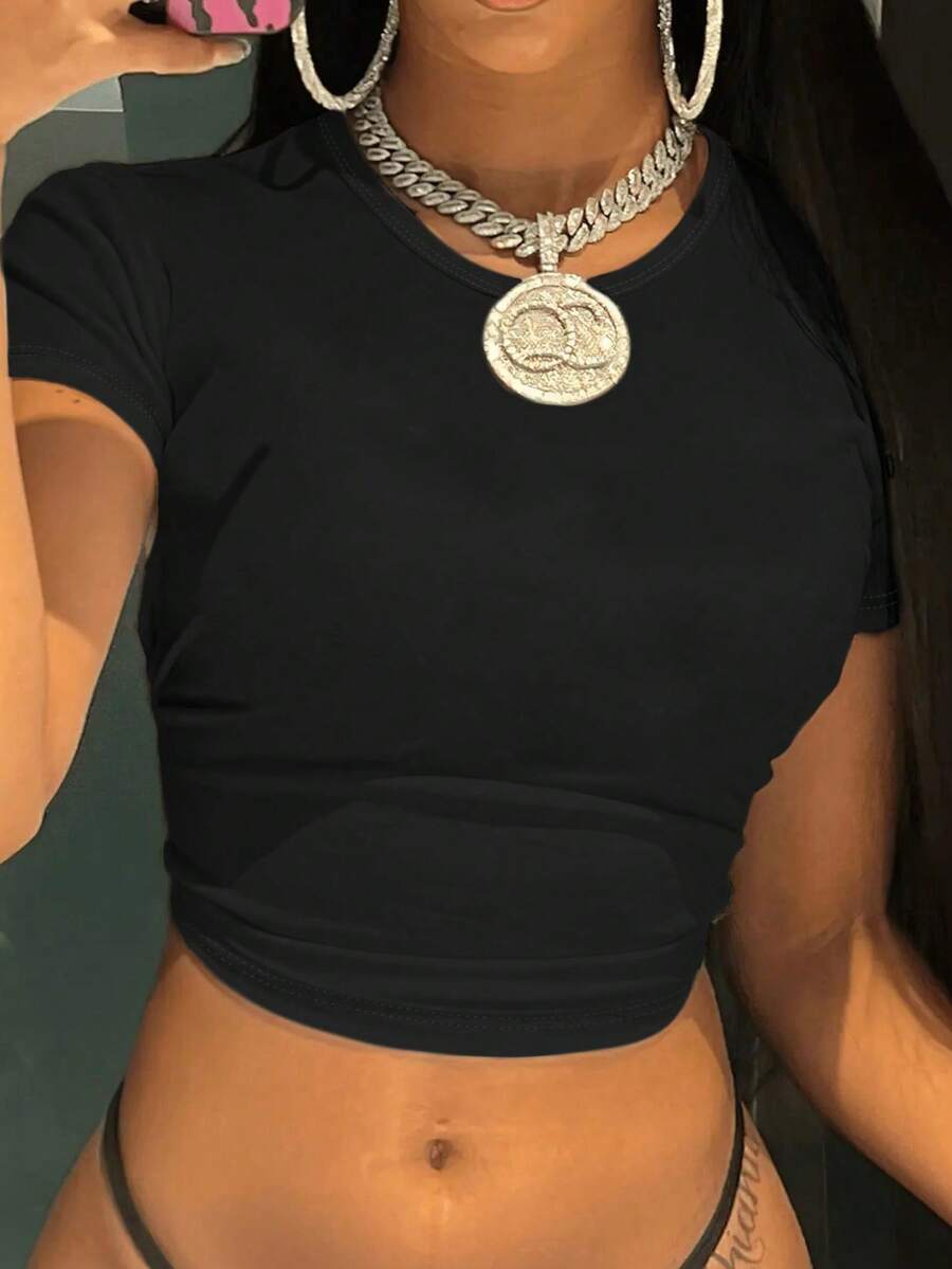 女士休闲圆领短袖T恤，适合春/秋/夏季穿着，是返校季的理想之选，也适合作为女士上衣、度假上衣、度假服、节日套装、办公服等。黑色T恤