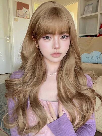 alicegarden 这款26英寸长的合成假发，拥有自然波浪卷发造型，呈现迷人的棕色。它带有刘海设计，并采用耐热纤维制成，确保经久耐用。这款假发非常适合日常佩戴，能够打造自然逼真的效果。