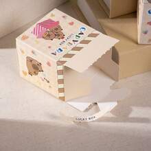 6/12个卡通生日惊喜礼盒，饰有水豚图案。内盒可放置独立首饰盒、小蛋糕和其他小礼物。每个盒子都包含一个幸运问号和卡通人脸图案，内含派对礼物、节日惊喜活动、寻宝游戏和抽奖奖品。采用坚固的纸板材质，主题独特。注意：此为空盒，不含任何礼物。 - 查看 9