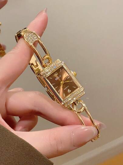 1 件优雅手镯式腕表，金色表盘，小巧耐用，时尚方形表盘，是送给她的迷人礼物，适合日常佩戴和特殊场合。