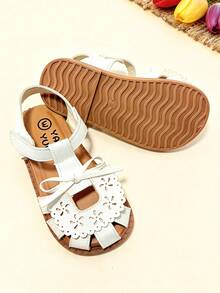 1双蕾丝边儿童凉鞋，米色女童平底凉鞋，镂空雕花，复古风格儿童包头凉鞋，柔软防滑鞋底，设计时尚，适合宴会、聚会、派对、婚礼、度假等场合。 - 米色 - 查看 6