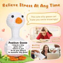1个可爱针织鹅玩具：随时随地，陪伴您左右，带来笑容，传递积极能量！这只可爱的针织鹅不仅是毛绒玩具，更是一张充满正能量的卡片，鼓励您乐观地拥抱生活。 - 彩色 - 查看 2