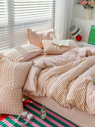 Bộ chăn ga gối 4 món thêu hình vỏ sò, mềm mại và thoải mái, họa tiết caro tối giản, thoáng khí và mềm mại, phù hợp cho mọi mùa. Bộ sản phẩm bao gồm 1 vỏ chăn, 1 ga trải giường, 2 vỏ gối, không kèm ruột chăn, thích hợp cho phòng ngủ, ký túc xá, nhà ở, nhiều kích cỡ khác nhau.