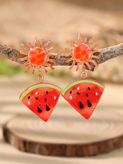 一对树脂材质的热带水果耳环，造型为阳光下成熟的草莓、橙子和西瓜。非常适合夏季度假和音乐节佩戴。