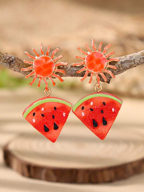 Un par de pendientes de resina con estilo de frutas tropicales que presentan fresas, naranjas y sandías maduras al sol. Perfectos para vacaciones de verano y festivales de música.