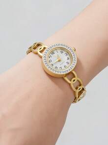 Senhoras! Este relógio delicado, feito em aço inoxidável 316L banhado a ouro, é absolutamente deslumbrante! A luneta cravejada de diamantes e a pulseira vazada exalam luxo, tornando-o perfeito tanto para o trabalho quanto para encontros românticos. Elegante e cativante, é um item indispensável! - Dourado - Visão 8