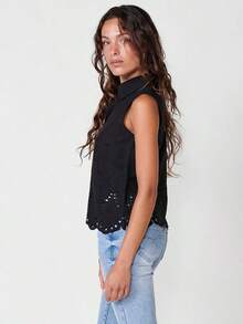 Koroshi Women's Short Sleeve Cotton Shirt With Floral Embroidery And Perforated Details – 100% Cotton Composition, Black, XS/S/M/L/XL. This Women's Short Sleeve Shirt From Koroshi Combines Elegance And Handcrafted Details In A Sophisticated And Versatile Garment. Made From 100% Cotton, It Offers A Lightweight, Breathable, And Comfortable Feel, Perfect For Any Occasion. - Black - View 2